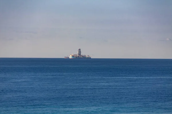 Boren van schip op Horizon — Stockfoto