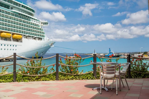 Stůl na terase restaurace s výletní lodí v pozadí — Stock fotografie