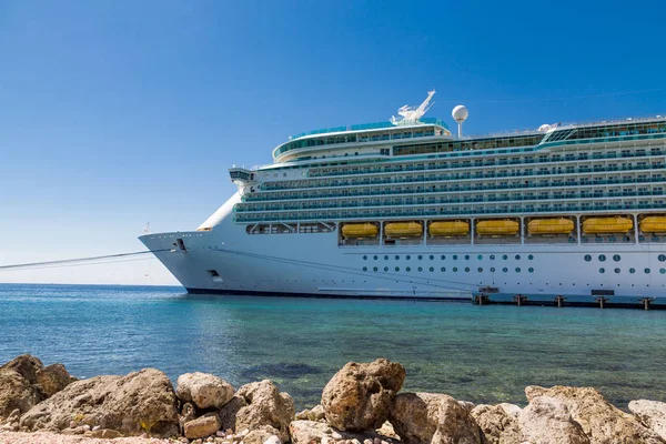 Cruise Ship Under Blue Beyond Rocks — Stock Photo, Image