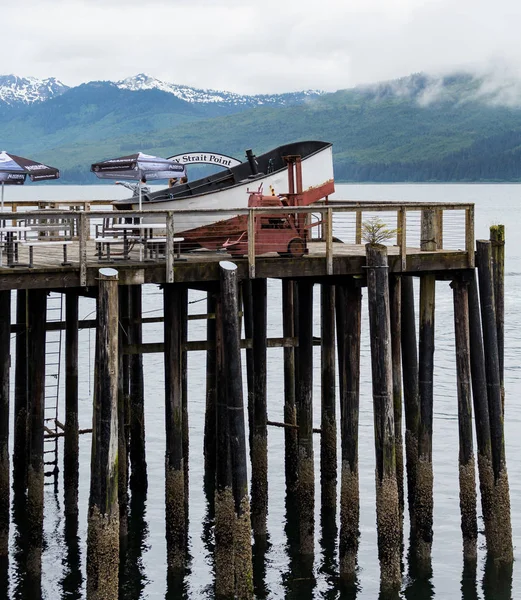 Alte Seebrücke in eisiger Meerenge alaska — Stockfoto