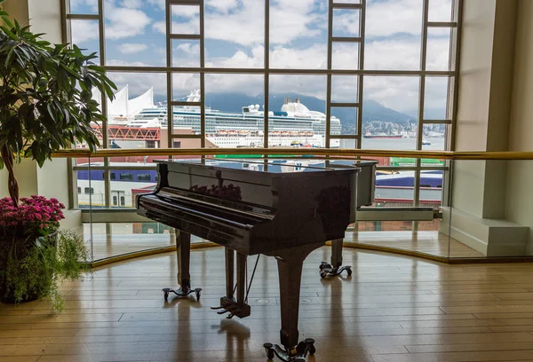 Grand Piano s výletní lodí v pozadí — Stock fotografie