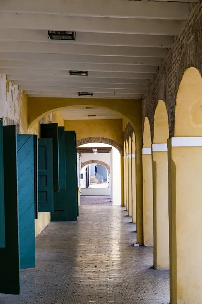 Желтые колонны и синие двери — стоковое фото