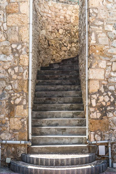 Konkrétní kroky do kamenné zdi — Stock fotografie