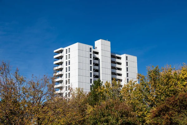 Witte betonnen appartement gebouw — Stockfoto