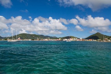 Yeşil deniz sahil St Maarten Off