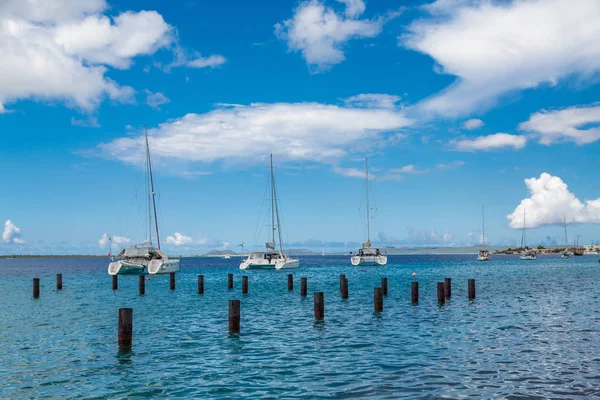 Drie witte zeilboten in Belize — Stockfoto