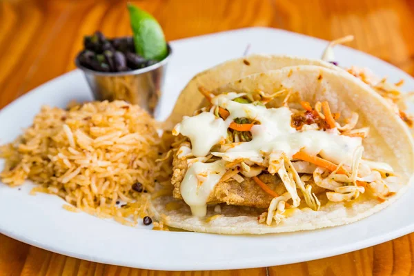 Tacos de pescado Arroz y Frijoles Negros —  Fotos de Stock