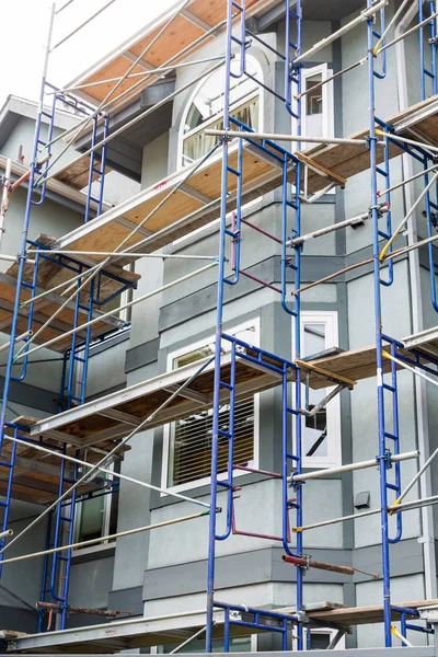 Scaffolding on Wood and Stucco Condo — Stock Photo, Image