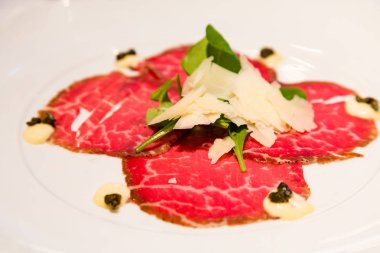 Carpaccio traş Parmesan ile