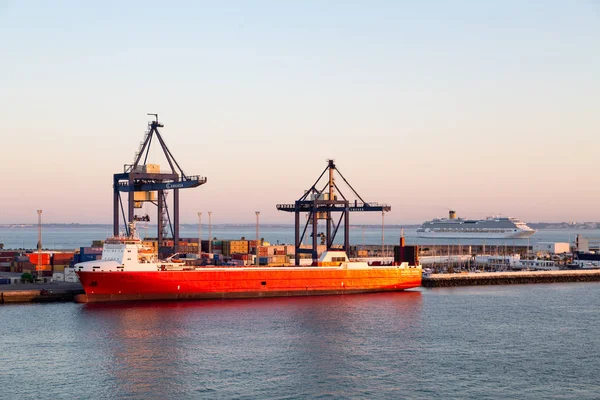 Petrolero en muelle con crucero en segundo plano — Foto de Stock