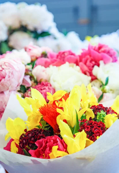 Yellow and Pink Spring Bouquet — Stock Photo, Image
