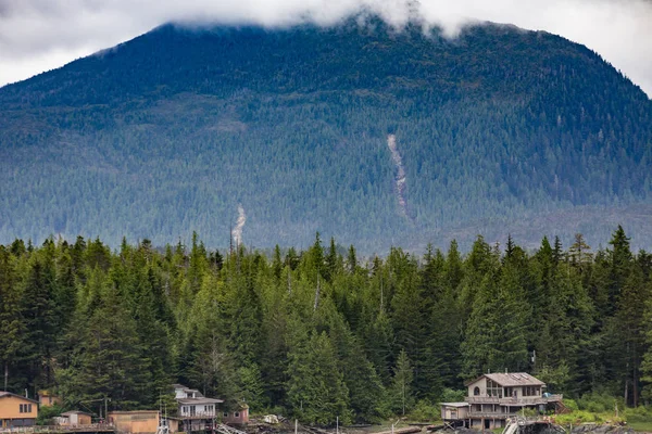 Stugor nedan Alaskan berg — Stockfoto