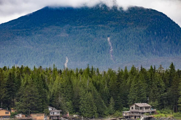 Cabine sotto le montagne dell'Alaska — Foto Stock