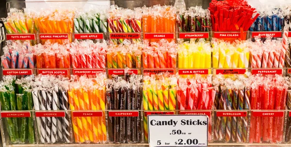 Candy pinnar i en lanthandel — Stockfoto