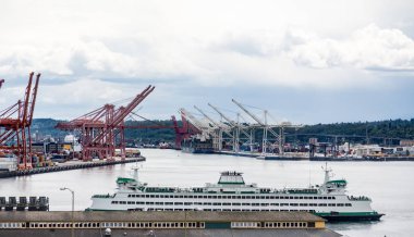 Yeşil ve beyaz Seattle yük terminalleri tarafından feribot