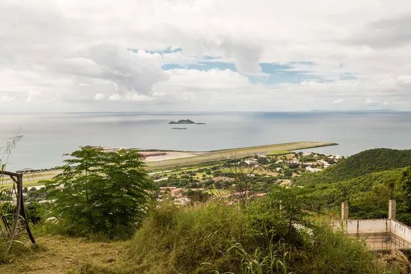 Aeropuerto en el borde de la isla tropical — Foto de Stock