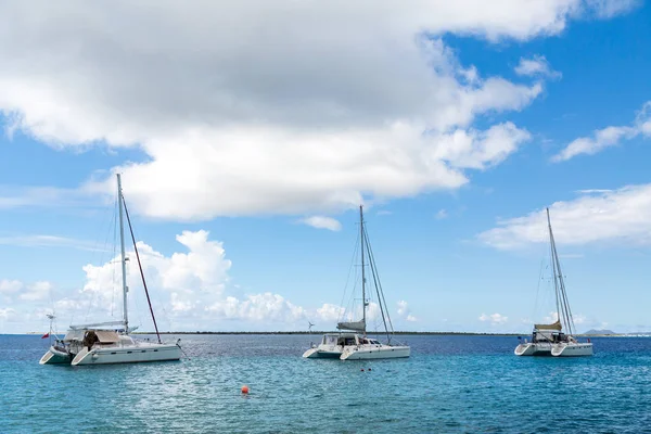 Tres catamaranes blancos en Belice —  Fotos de Stock