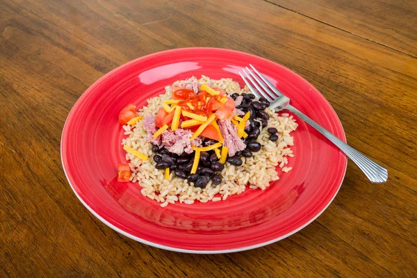 Ρύζι και φασόλια στο κόκκινο πιάτο — Φωτογραφία Αρχείου