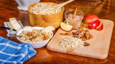 Ahşap masada yulaf ezmesi hazırlığı