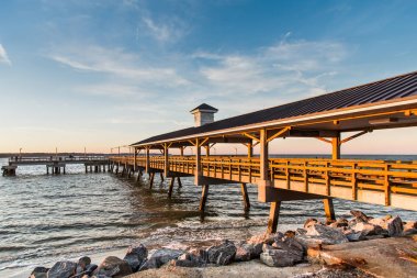 Altın ışık alacakaranlıkta iskelede