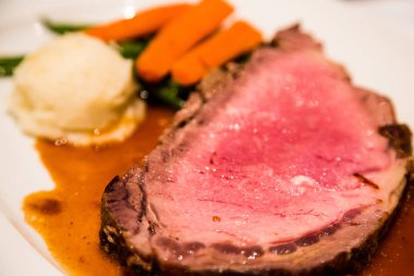 Patates püresi ve havuç ile prime rib