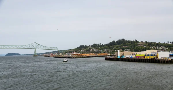 Bogserbåt nära Astoria Bridge och sågverk — Stockfoto