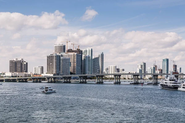 Miami skyline über der Biscayne Bay — Stockfoto