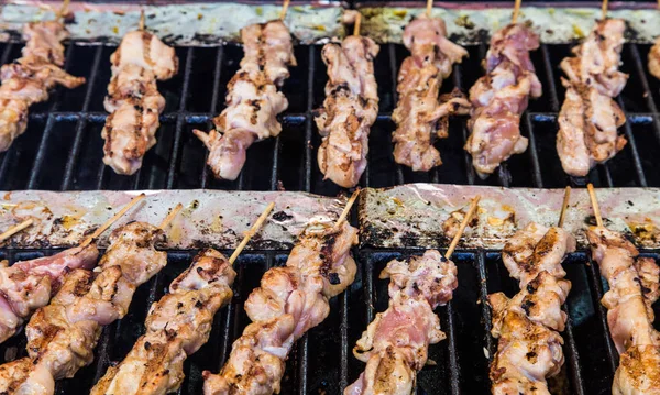 Kipspiesjes op een hete Grill — Stockfoto
