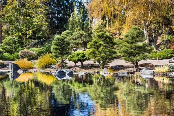 Lake odráží pěkná zahrada — Stock fotografie