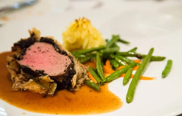Beef Wellington with Green Beans and Potatoes — Stock Photo, Image