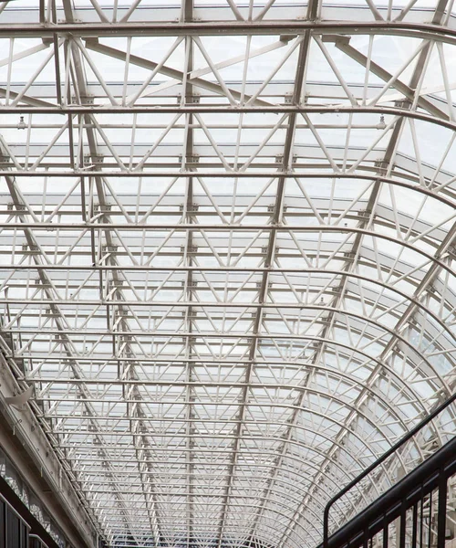 Dlouhé sklo a bílá ocelová střecha — Stock fotografie