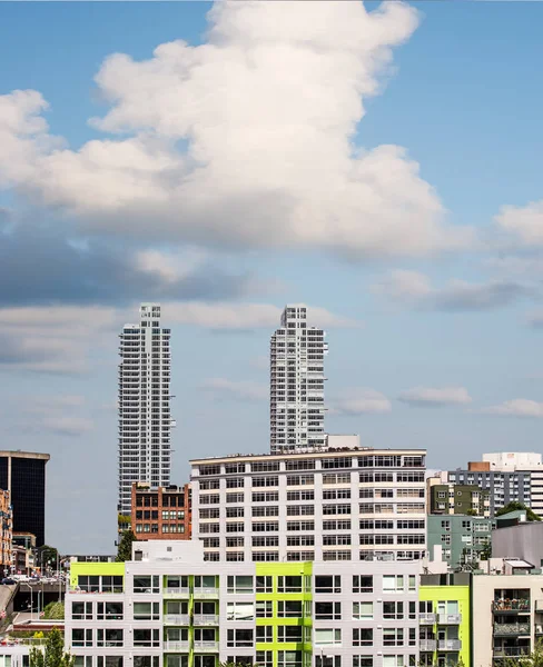 Bliźniacze wieże apartamentowe za apartament zielony — Zdjęcie stockowe