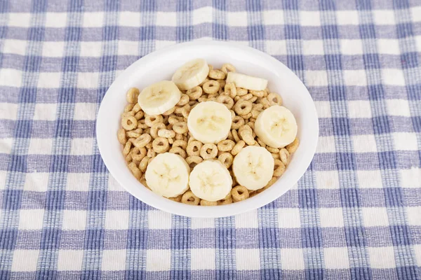 Boot van geroosterde Haver graan met plakjes banaan — Stockfoto