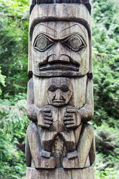 Detalhes sobre um velho Totem Polo do Alasca — Fotografia de Stock