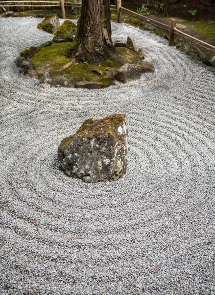 日本の庭に掃きならされた砂 — ストック写真