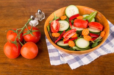 Asma domates ile Bahçe salatası