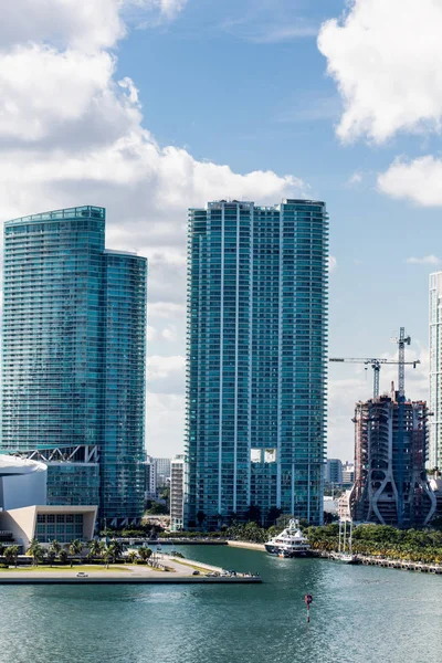 Dos torres de condominios con otro en construcción — Foto de Stock