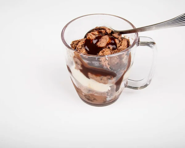 Vanilj och choklad glass med sirap — Stockfoto