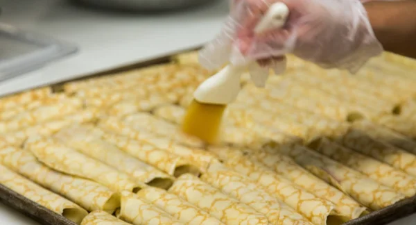 Cepillado de mantequilla en Cannolis — Foto de Stock