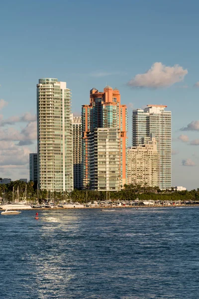 Barevné byty na Miami pobřeží — Stock fotografie