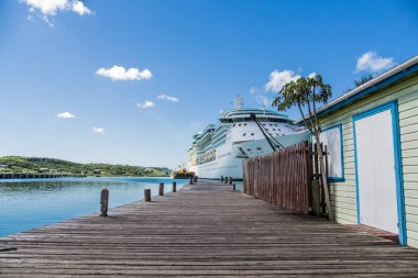 Eski ahşap iskeleye kadar Antiqua yolcu gemisi