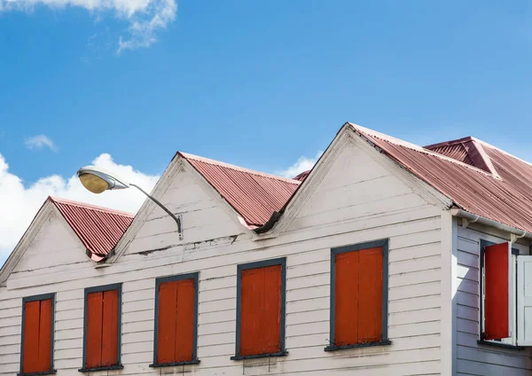 Rode luiken en dak — Stockfoto