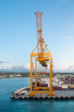 Sarı navlun vinç masmavi bir deniz ve gökyüzü karşı