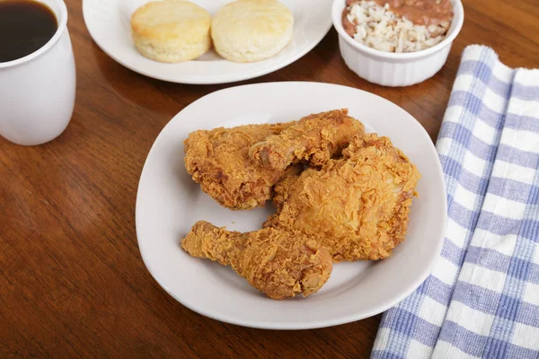 Frango frito com biscoitos, feijão vermelho e arroz e café — Fotografia de Stock