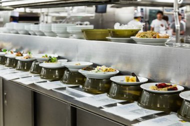 Ticari Mutfak penceresinden geçişindeki gıda