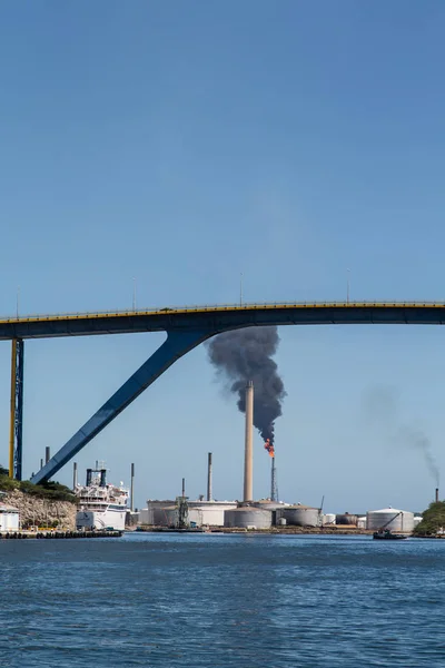 Fuoco del pozzo petrolifero oltre il ponte Curacao — Foto Stock