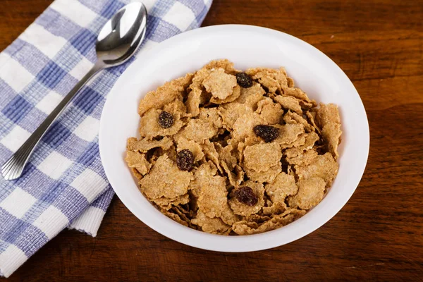 Raisin Bran in Bolw met lepel — Stockfoto