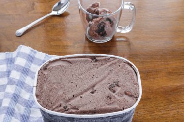 Çikolatalı dondurma okumak hizmet etmesi için