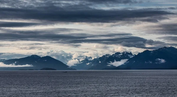 Dramatiske skyer over Alaska-bjergene - Stock-foto