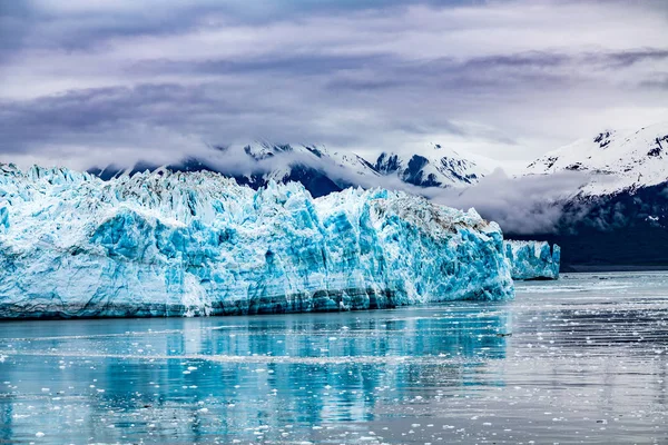 Hielo azul bajo nubes púrpuras Fotos de stock libres de derechos